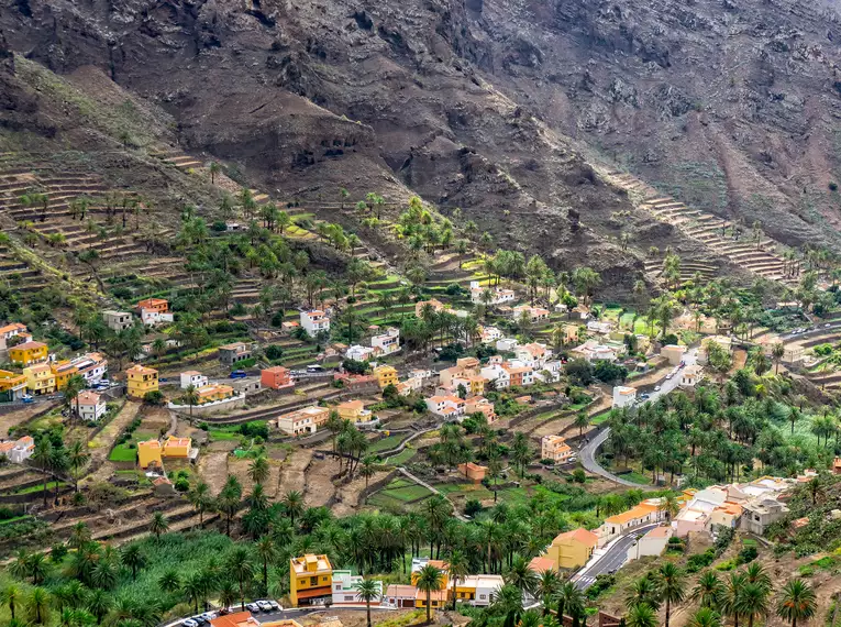 Blick auf das Valle Gran Rey Blick auf ein Dorf im Valle Gran Rey auf La Gomera mit Bergen im Hintergrund.