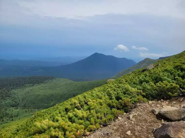 Aussicht auf Hokkaidos Landschaft Blick über grüne Berglandschaft in Hokkaido, Japan