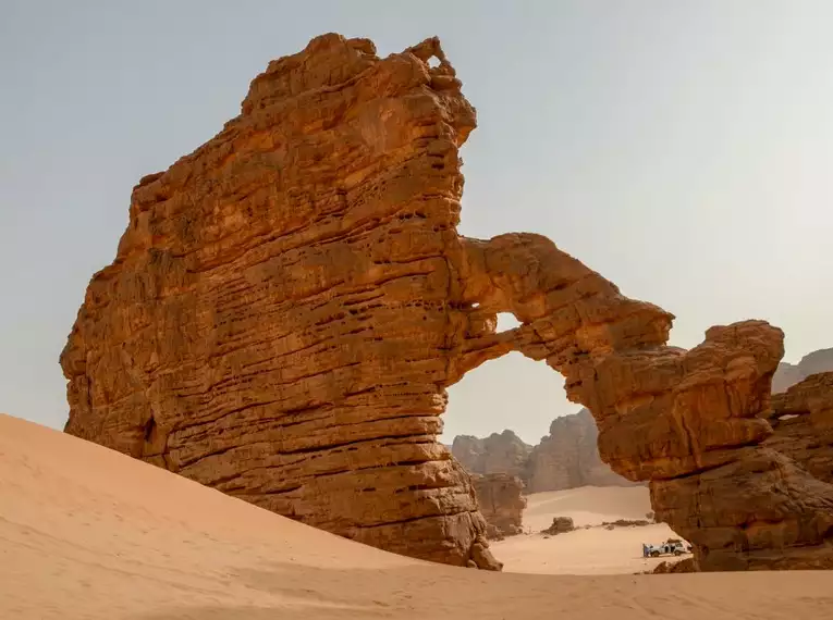 Ein beeindruckender Felsbogen aus Sandstein in der Sahara-Wüste.