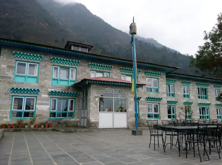 Ein steinernes Hotelgebäude in der Himalaya-Region.