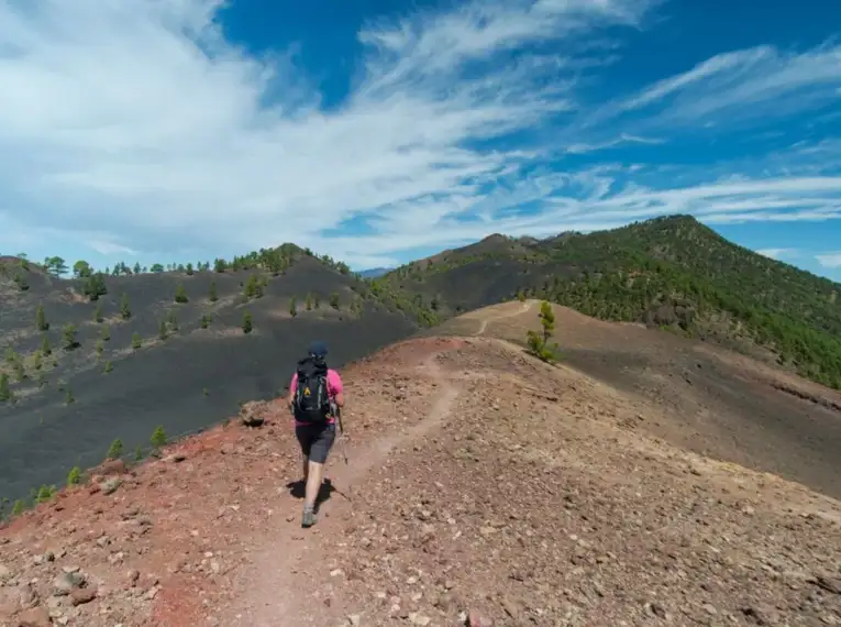 Person wandert auf einem vulkanischen Pfad auf La Palma.