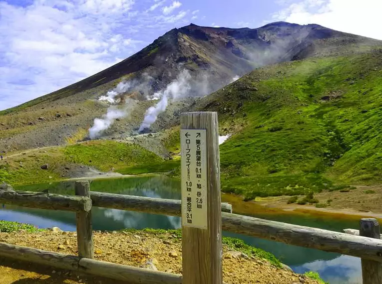 Aktiver Vulkan Meakan-dake auf Hokkaido, Japan Aktiver Vulkan Meakan-dake auf Hokkaido mit dampfendem Krater