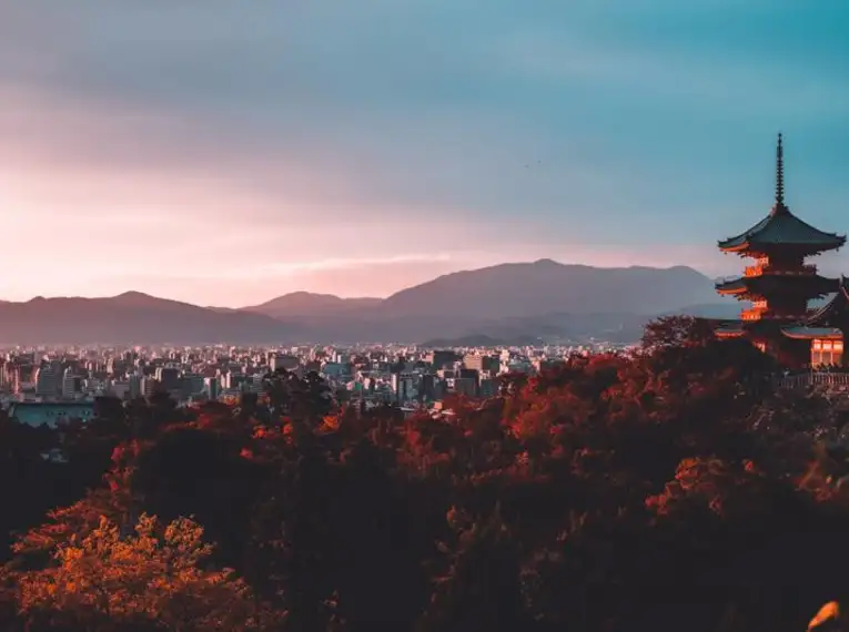 Japan: Kirschblüte oder Herbstlaub zaubern Farbenwunder