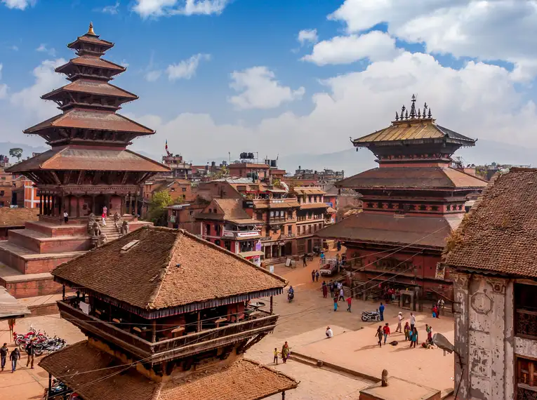 Blick auf antike Tempel in Bhaktapur, Nepal, bei leicht bewölktem Himmel.