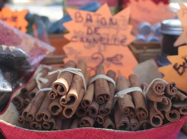 Zimtstangen auf einem Marktstand, La Réunion
