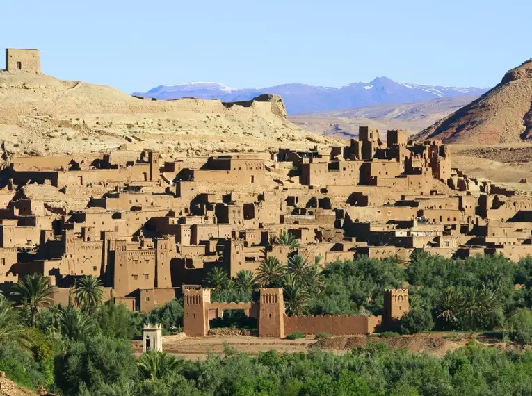 Ait Benhaddou - UNESCO-Weltkulturerbe entdecken Blick auf die historische Lehmbau-Siedlung Ait Benhaddou in Marokko.