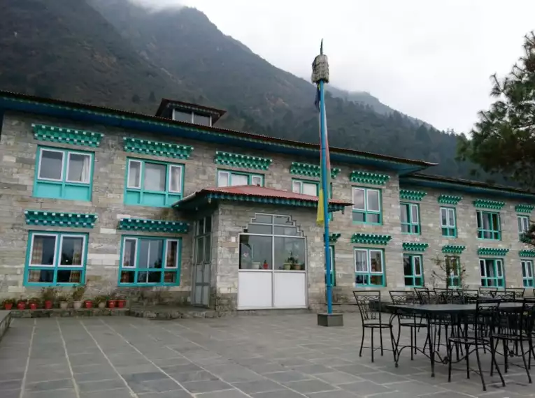 Ein steinernes Hotelgebäude in der Himalaya-Region.