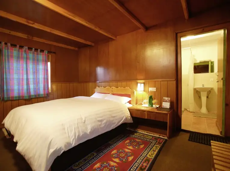 Innenansicht einer gemütlichen Lodge mit Bett im Everest Trekking.