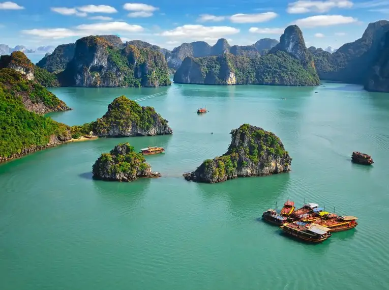 Bizarre Felsen und Inseln in der Halong-Bucht, Vietnam