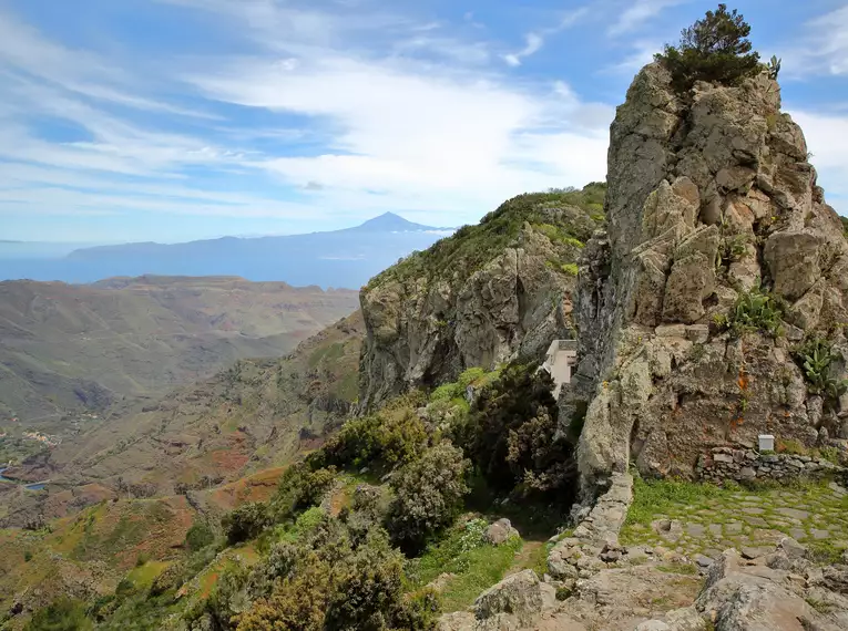 Blick auf La Gomera Wanderpfad Ein Wanderpfad auf La Gomera mit Berglandschaft und Fernsicht.