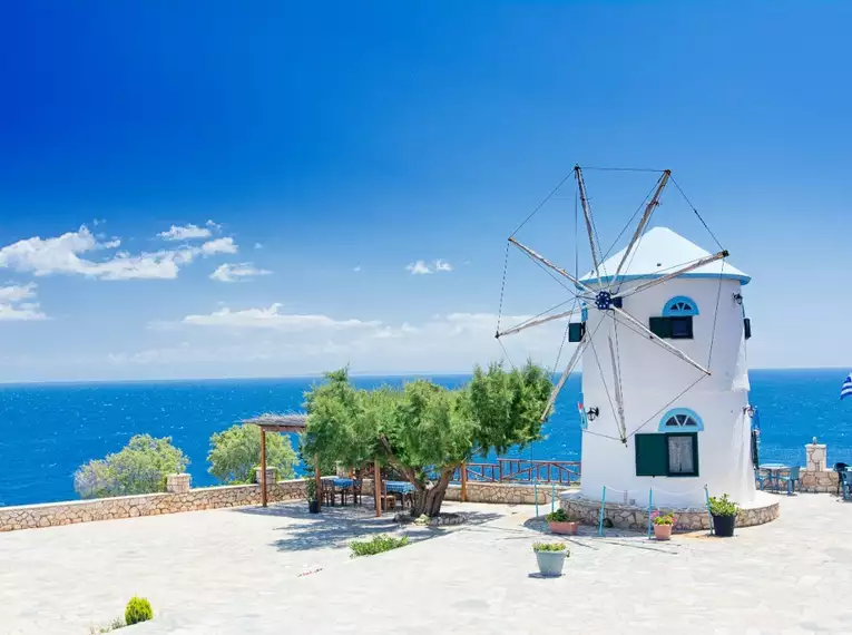 Malerische Windmühle auf Zakynthos Eine traditionelle Windmühle vor der Küste von Zakynthos im strahlenden Sonnenschein.