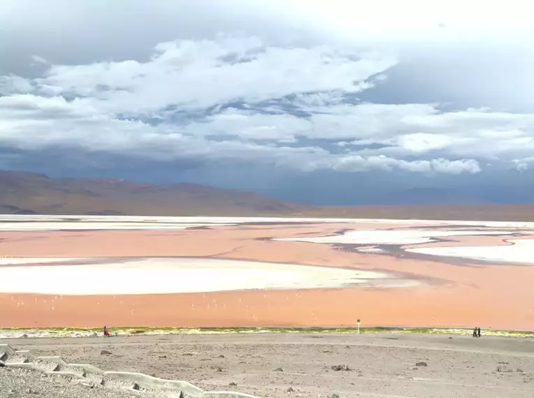 Weite Landschaft der Roten Lagune in Bolivien mit Wolken.