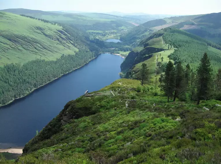 Blick auf Glendalough im Wicklow Mountains Nationalpark Panorama von Glendalough mit Wald, Hügeln und See im Wicklow Mountains Nationalpark in Irland.