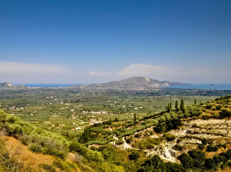 Blick auf das Landesinnere und die Küste während unserer Wanderung Weitläufige Landschaft mit Hügeln und Meerblick auf Zakynthos.
