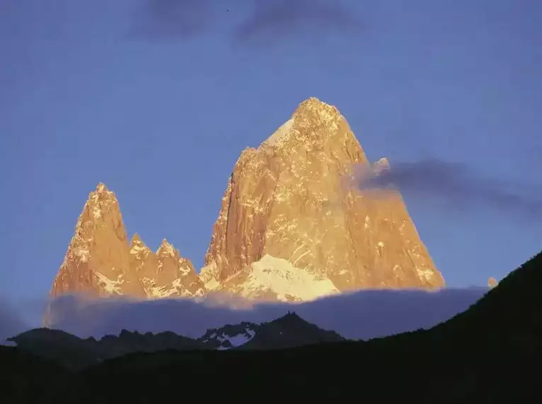 Sonnenuntergang über einem schneebedeckten Patagonien-Berg.