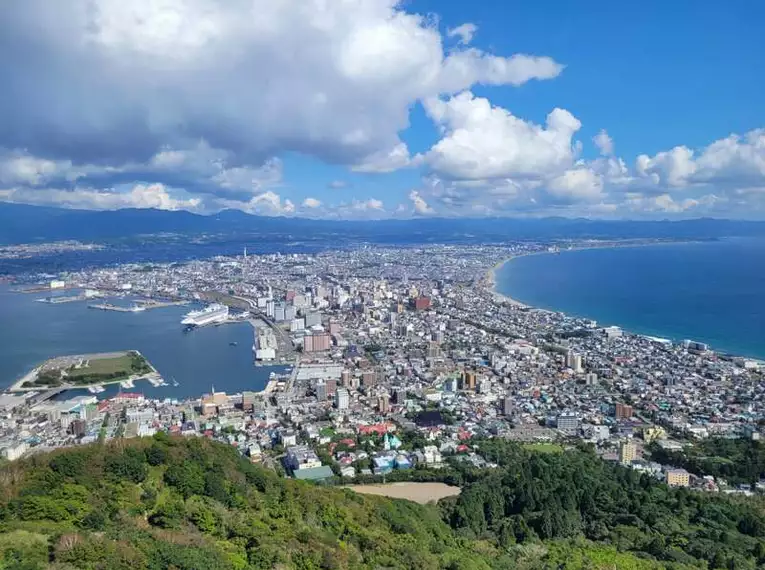 Hafenstadt mit Küstenlinie und Bergen Panoramablick auf eine Hafenstadt mit Küste und Gebirge.