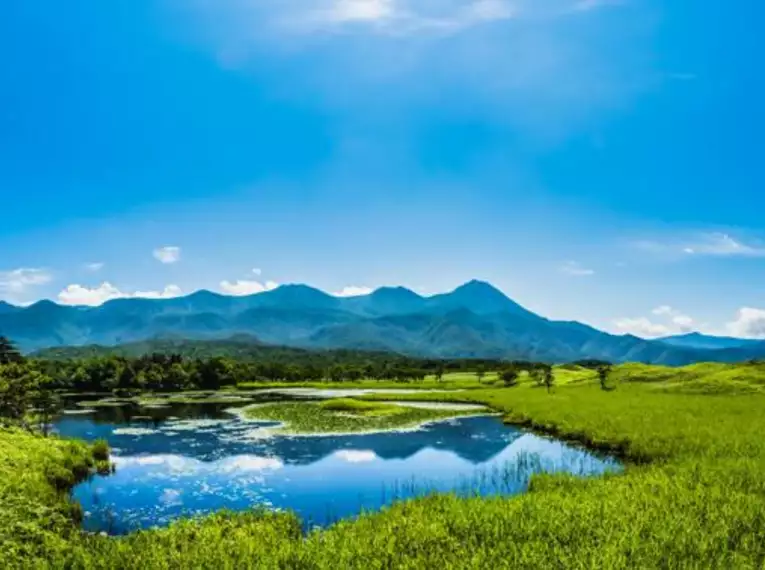 Panorama im Shiretoko Nationalpark Landschaft im Shiretoko Nationalpark mit Bergpanorama und See.