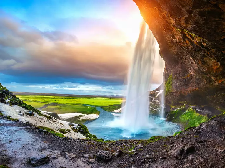 Beeindruckender Wasserfall in Island Ein beeindruckender Wasserfall in einer grünen Landschaft in Island.