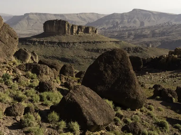 Faszinierende Landschaft des Saghro-Gebirges Felsige Landschaft des Saghro-Gebirges in Marokko, geprägt von Basalttürmen und Tafelbergen.