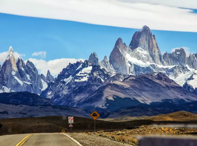 Majestätische Anden in Patagonien Blick auf majestätische schneebedeckte Berge der Anden in Patagonien, umgeben von einer malerischen Landschaft.