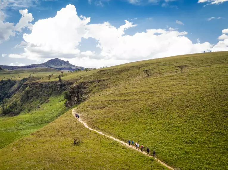 Wanderer in den Drakensbergen Gruppe von Wanderern auf einem Pfad in den grünen Drakensbergen, Südafrika.
