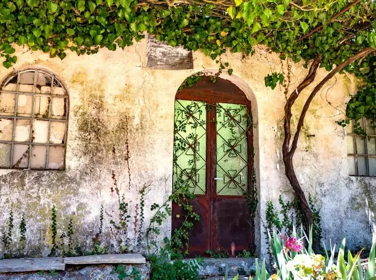 Charmantes griechisches Landhaus Ein altes, von Pflanzen überwuchertes Landhaus auf Zakynthos, Griechenland.