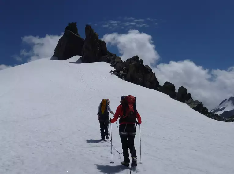 Zwei Bergsteiger auf schneebedecktem Weg in den Stubaier Alpen, Bergsteigerroute.