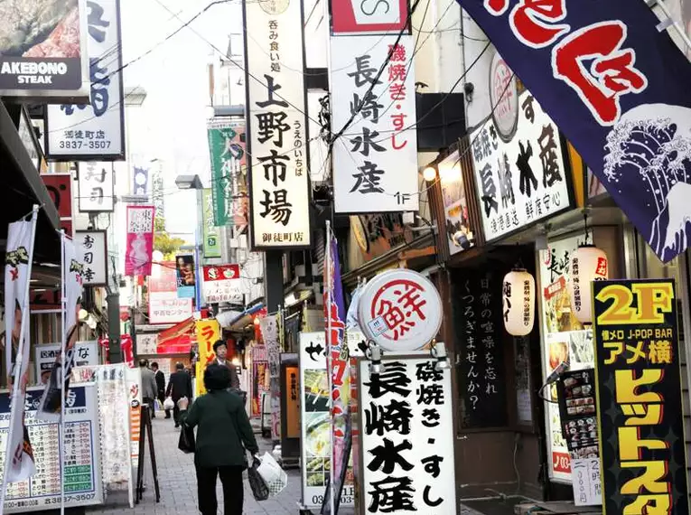 Belebte japanische Einkaufsstraße Bunte Schilder und Menschen auf einer geschäftigen Straße in Japan.