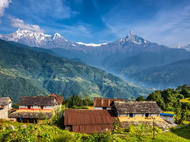 Nepalesische Häuser vor Himalaya-Panorama Traditionelle Häuser vor dem Himalaya mit blauen Himmel