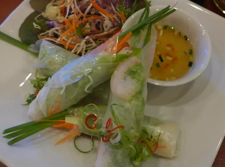 Frische vietnamesische Sommerrollen Vietnamesische Sommerrollen mit Dip auf einem Teller serviert