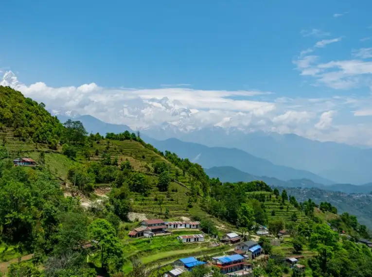 Landschaft mit Bergen, Wäldern und Dörfern im Himalaya, Nepal.