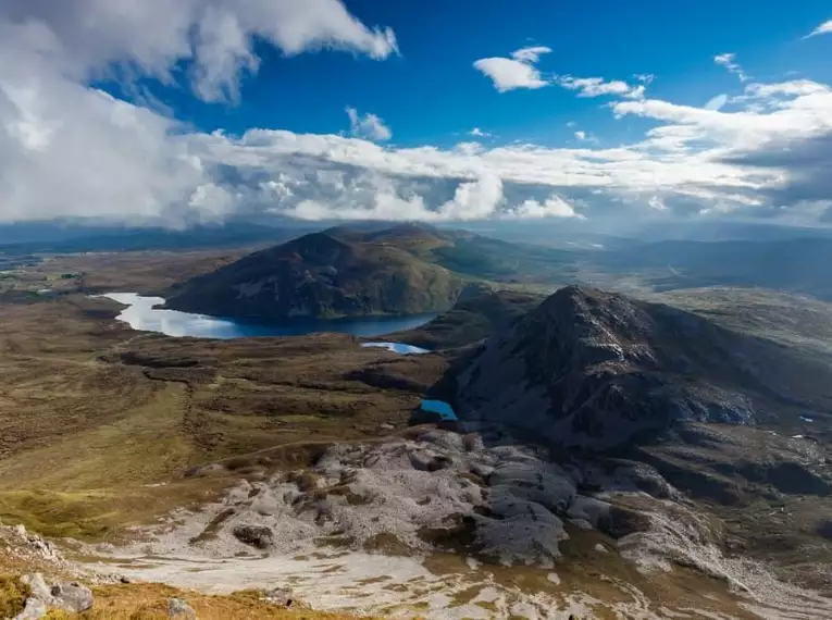 Irlands Berge im Landesinneren Atemberaubende Berglandschaft mit Seen und Wolken in Irland.