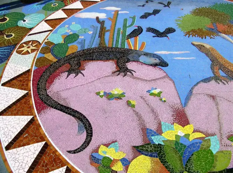 Buntes Mosaik mit Eidechsen und Pflanzen in lebendigen Farben.