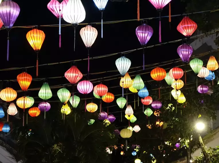 Tolle Straßenbeleuchtung in Vietnam: Bunte Lampions bei Nacht Leuchtend bunte Lampions hängen bei Nacht über einer Straße.