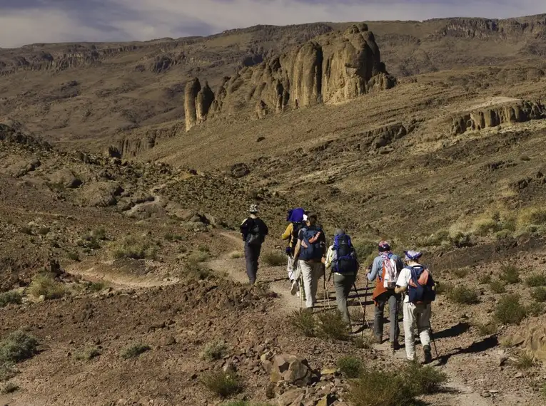 Trekking im Saghro-Gebirge, Marokko Eine Gruppe Wanderer erkundet die felsige Landschaft des Saghro-Gebirges in Marokko bei sonnigem Wetter.