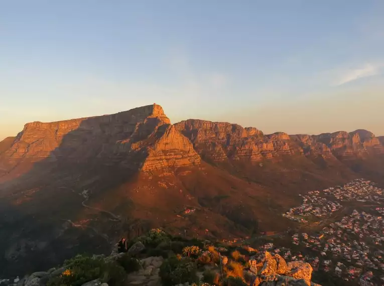 Panorama des Tafelbergs in Kapstadt bei Sonnenuntergang, mit Blick auf die Stadt.