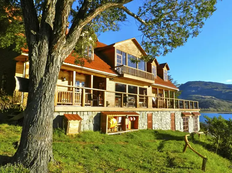 Unsere Lodge am See, mit tollem Ausblick von der Veranda! Idyllische Lodge am See in Patagonien mit Holzveranda und Bergblick.