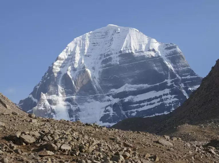 Berg Kailash in Tibet mit schneebedecktem Gipfel und klarem Himmel im Hintergrund