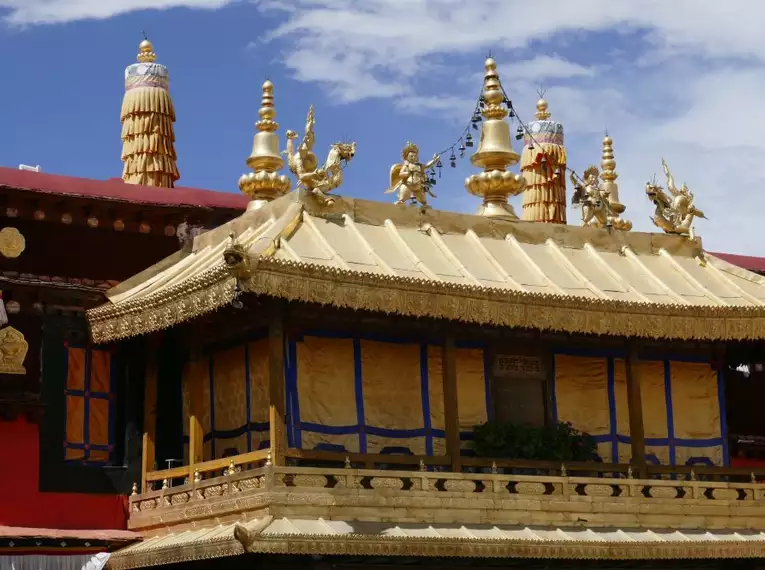 Nahaufnahme eines goldenen Tempels mit detaillierten Verzierungen in Tibet.