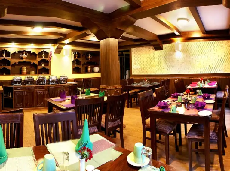 Ein gemütliches Restaurant mit Holzmöbeln und Tischdekoration.