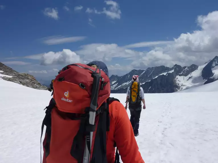 Bergsteiger auf Schneefeld in den Stubaier Alpen mit beeindruckender Bergkulisse.