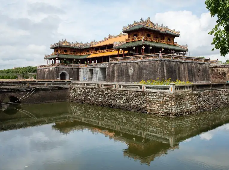 Historische Mauern und Eindachung in Vietnam, umgeben von Wassergraben.