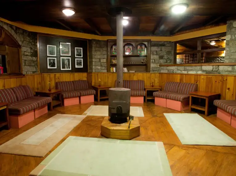 Gemütliche Lodge mit Holzinterieur, bequemen Sitzbereichen und einem Kamin.