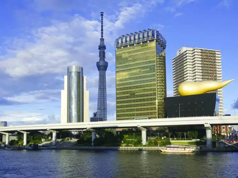 Stadtansicht mit Tokyo Skytree Moderne Skyline von Tokyo mit Tokyo Skytree und Fluss.