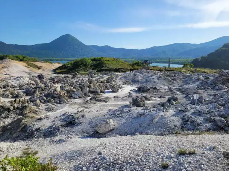 Landschaft im Shiretoko Nationalpark Steinige Landschaft vor Bergen im Shiretoko Nationalpark, Hokkaido