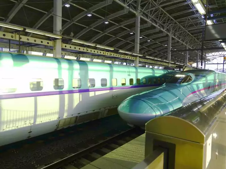 Shinkansen in Japan entdecken Ein Shinkansen-Superexpresszug im Bahnhof, bereit zur Abfahrt.