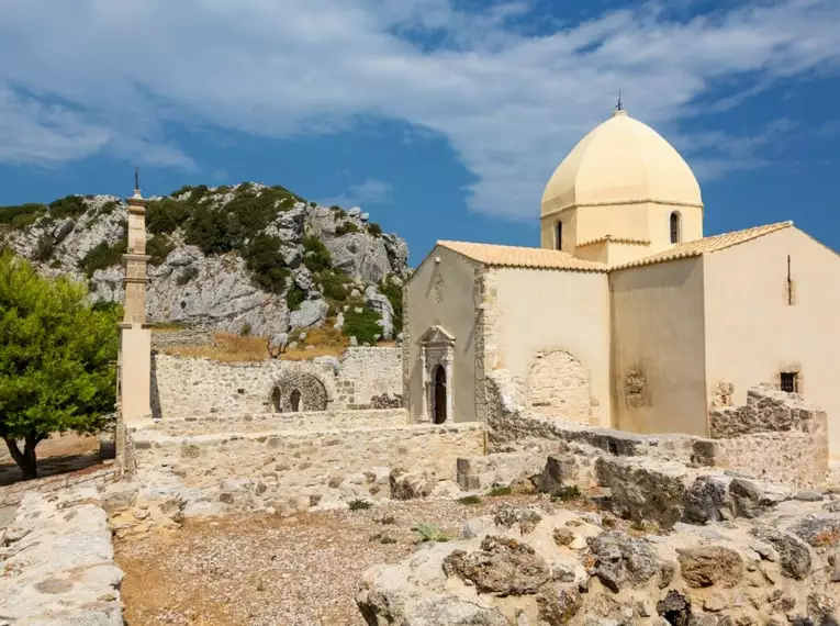 Historische Kloster-Ruinen auf Zakynthos Ansicht historischer Ruinen mit beige Kuppel auf Zakynthos.