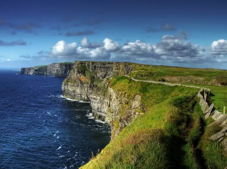 Küstenlandschaft in Irland Steile Klippen und Meer an der irischen Küste unter bewölktem Himmel