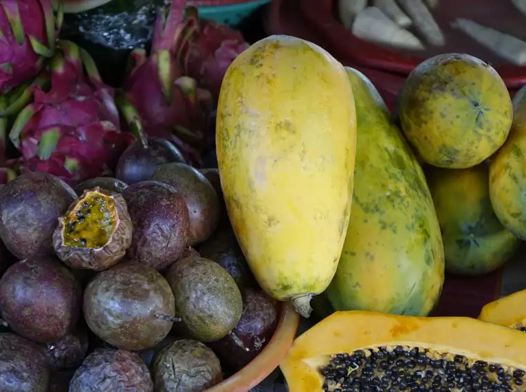 Exotische Früchte in Vietnam: deutlich besser als bei uns! Verschiedene tropische Früchte auf einem vietnamesischen Markt.