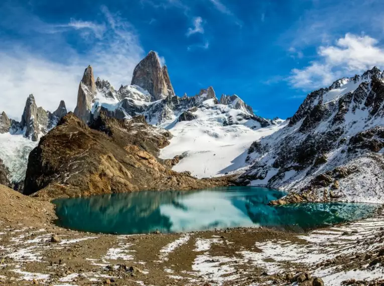 Lagune im patagonischen Gebirge Schneebedeckte Berge und türkisfarbene Lagune in Patagonien.